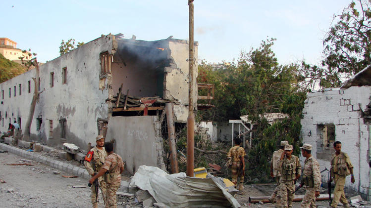 Al-Qaeda tấn công quân đội, hơn 20 người thương vong ảnh 1